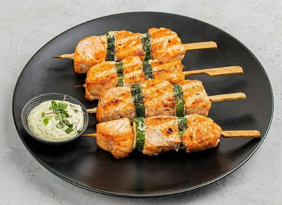 жаренные на гриле нежные кусочки красной морской рыбы на шпажке, подаются с соусом терияки