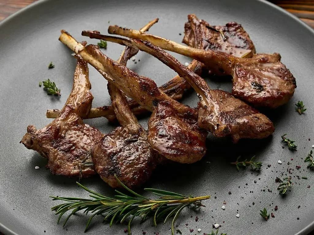 мясо ягнёнка на ребре, приготовленное на углях.  халяль. кошер.